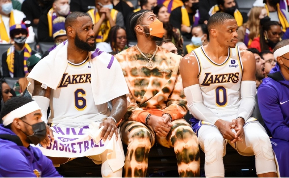 侧重左脚或 侧重左脚或